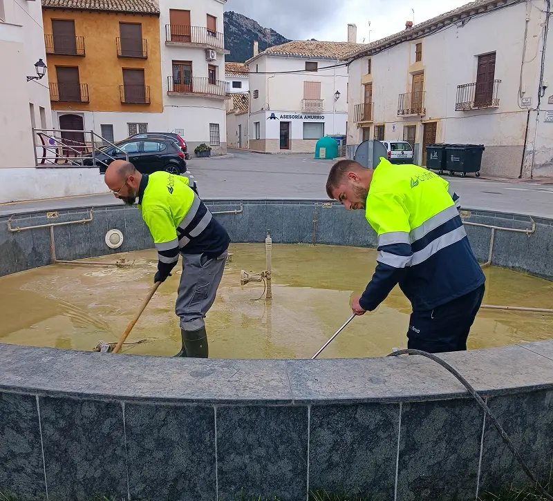 Operarios tratando legionella en fuente pública