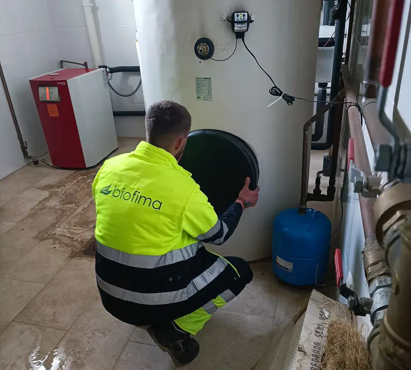 Operario tratando legionella en acumulador